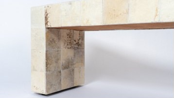 Close view of the bench corner and patterned leg